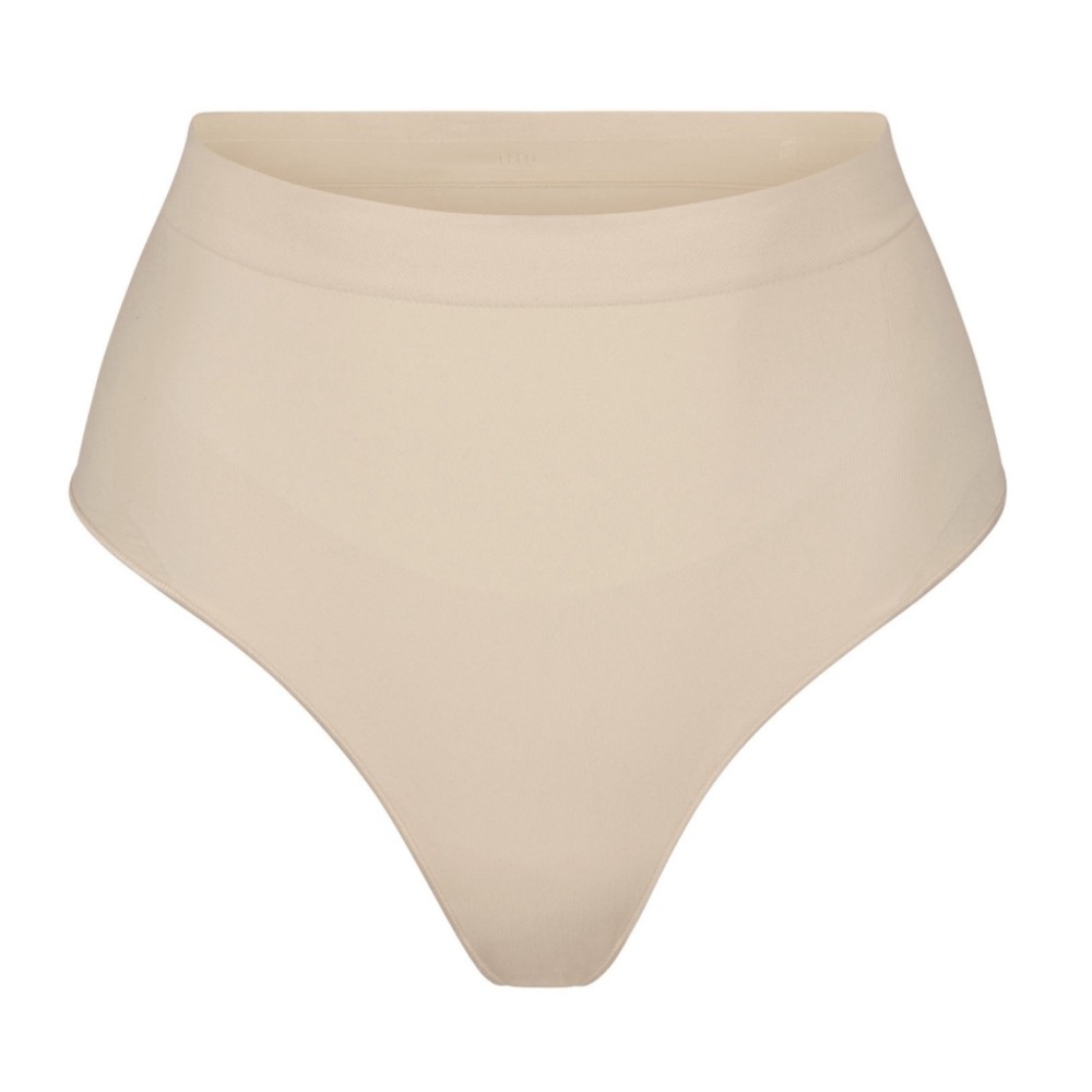 SKIMS NWOT Seamless Sculpt Mid Waist Thong, Color: Sand, Size: M